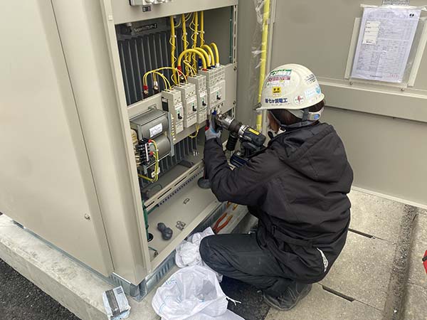 高圧受電柱の建中及び装柱